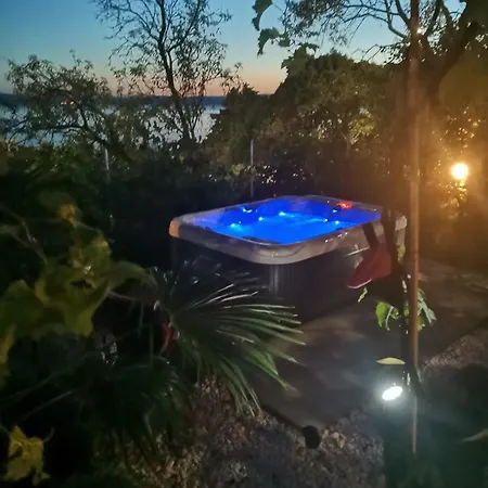 Апартаменты Lovely 2-bedroom In Нови-Винодолски