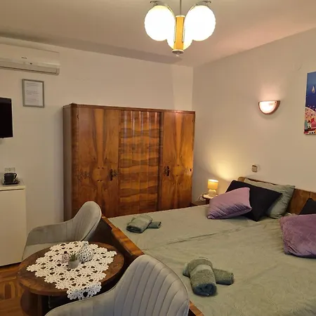 Lovely 2-bedroom In * Нови-Винодолски